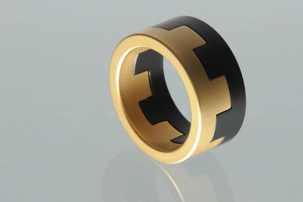Zinnenring_gold_schwarz_001.jpg