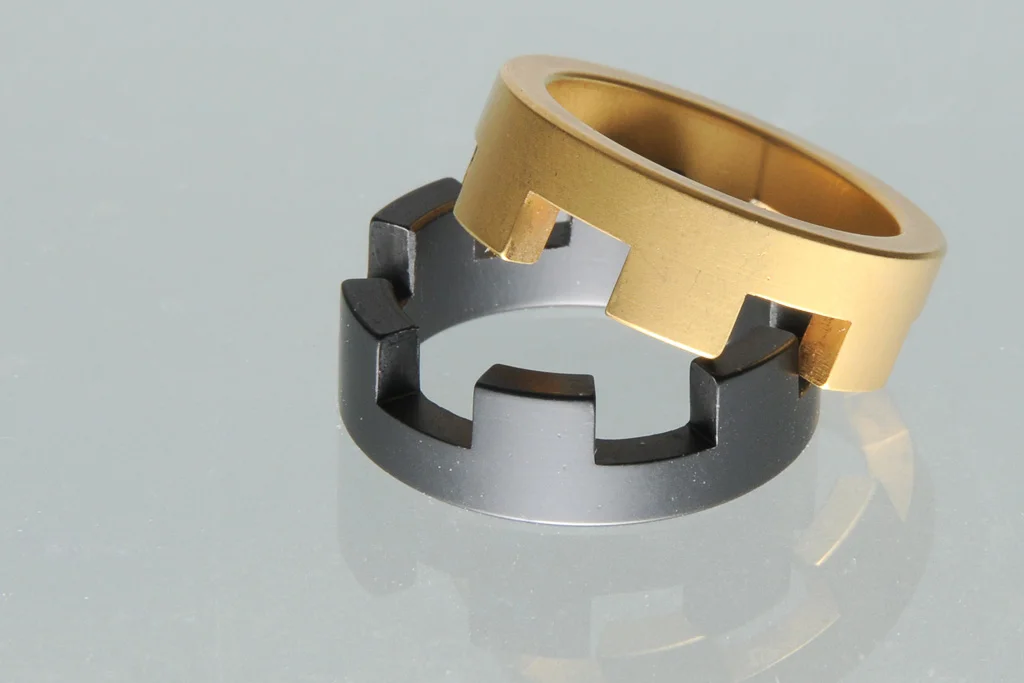 Zinnenring_gold_schwarz_auseinander.jpg