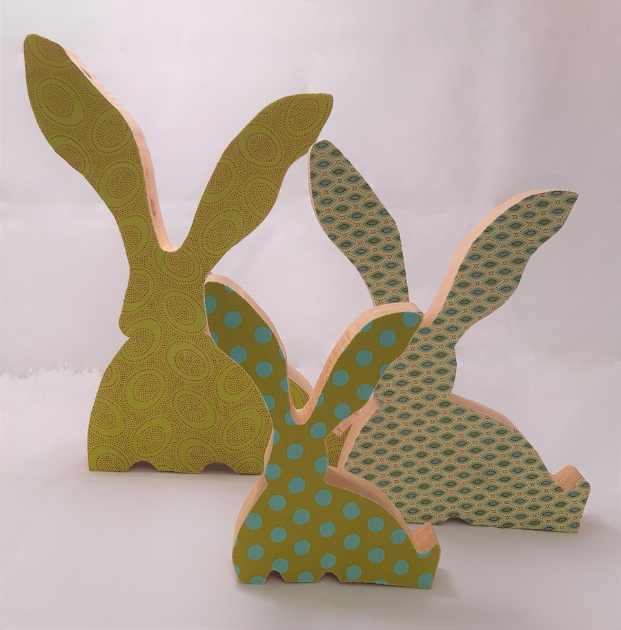 Holzhasen mit Stoffdeko